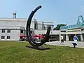 Bernar Venet, Deux Arcs de 245,5°, 1997