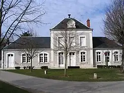 The town hall in Diou