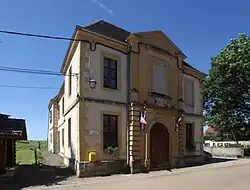 The town hall in Doye
