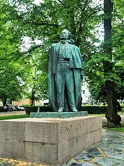 The statue of poet Eino Leino.