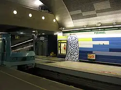 Inside the station, prior to the southwest extension of Line 5