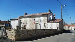 The town hall in Champdolent
