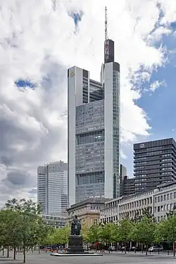 Frankfurt_Am_Main-Commerzbank_Tower_vom_Rathenauplatz-20100808