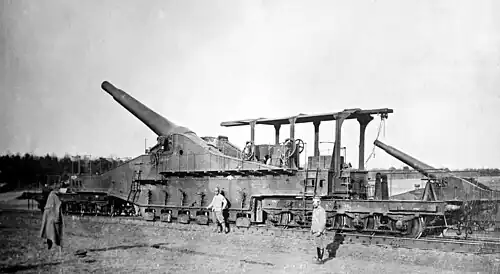 This French 320&nbsp;mm railway gun uses sliding recoil. The jacked-down sleepers are visible at full-size.