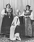 Old picture of a woman (on the left) wearing the Djebba fergani (Gandoura of Constantine).
