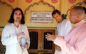 Harrison with two Hare Krishna devotees, 1996