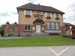 The town hall in Gondrexon