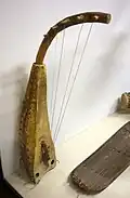 Chad, Masa people, type 2. Dilla.[91] Visible string support.