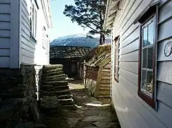 Havretunet between the houses