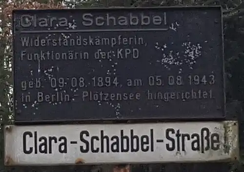 Memorial plaque to Schabbel with street sign in Hennigsdorf from the 1980s