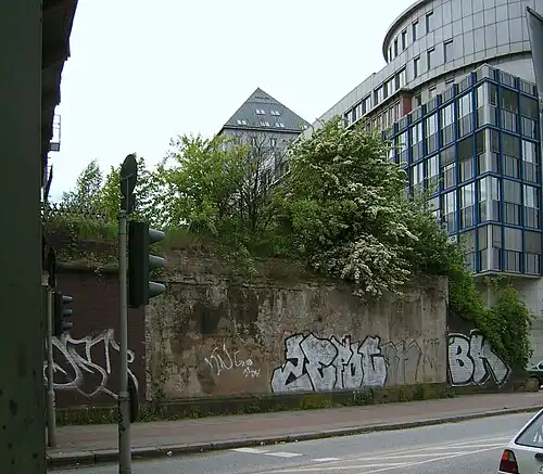 The socle level of the former U-Bahn station next to the remaining S-Bahn station