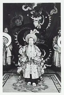Empress dowager Từ Cung in áo Nhật Bình and khăn vành.