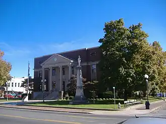 Hopkins County Courthouse and Confederate Monument in Madisonville