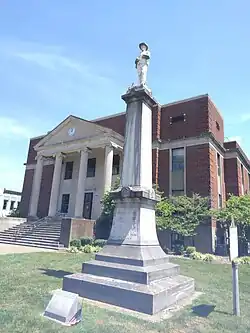 Hopkins County Courthouse and Confederate Monument in Madisonville