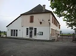The town hall and school of Idaux-Mendy