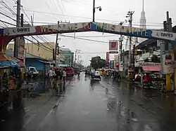 The welcome arch along Nueno Avenue (prior to its dismantling in 2023)