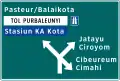 4-way intersection directional sign. TOL PURBALEUNYI, a motorway, is highlighted in white and bears the international highway symbol, while Stasiun KA Kota, a train station, is highlighted in blue.