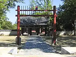 The hongsalmun at the shrine of the clan Yi of Jeonju