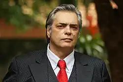 José Rubens Chachá portrays Delegado Peixoto.
