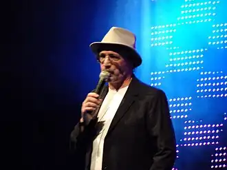 Éric Casero at the "Étoiles des années 80" concert in Sorgues on 17 February 2016.