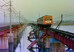 The farewell train bound for Kakogawa, consisting of Kiha 36, ​​41 and Kiha 23, passes over the Kakogawa Bridge on the Takasago Line of the Japanese National Railways.