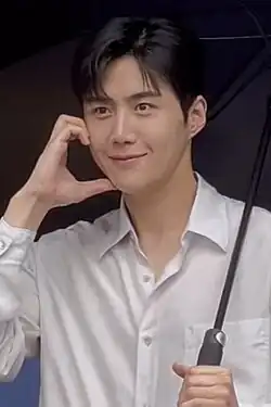 Photo of Kim Seon-ho smiled under the umbrella (2023)