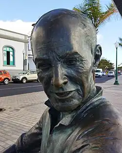 A statue of Manrique, smiling at the viewer