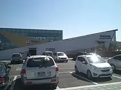 A panoramic view of Baekmagoji Station. The left side houses a Cheorwon County agricultural specialty product store on the first floor, and a restaurant on the second floor (as of the time of filming).