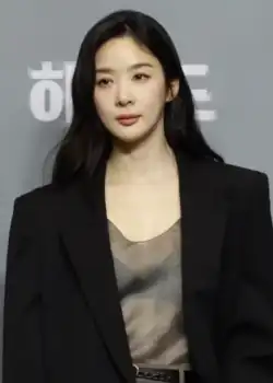 Lee wearing black suit and holding a mic in October 2019