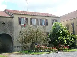 The town hall and school in Lindre-Basse