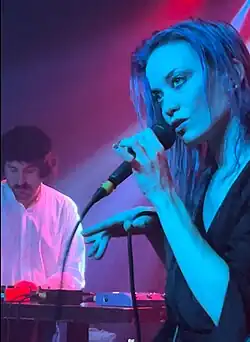 Linea Aspera performing live