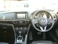 Interior (pre-facelift)