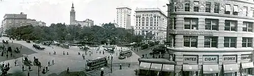 The Square and Park in 1908; the "cowcatcher" and "prow" of the Flatiron Building are on the right