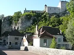 The village from the river Yonne