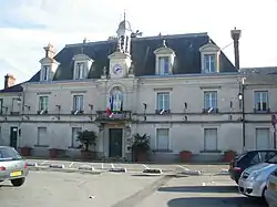 The town hall in Linas