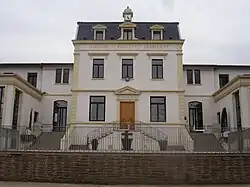 The town hall of Charly