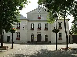 The town hall in Ennery