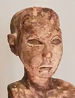 Male portrait, Hierakonpolis. Late Predynastic, Naqada III (3300–3000 BC) – Early Dynastic, Dynasty I (3000–2890 BC). Ashmolean Museum.[55]