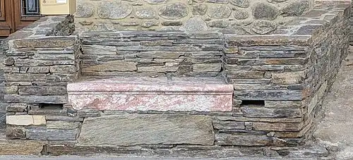 Marble, schist and granite are among the predominant formations in the surface geology of Conflent&nbsp;[fr]. Near the centre of Prades, there is this elegant wall built with stones from these formations.