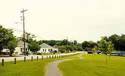 Mascot Park (right) and houses on Tipple Dr. in Mascot, 2015