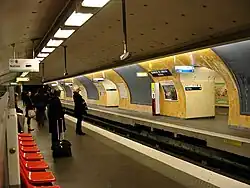 Spanish solution on Line 6 at Charles de Gaulle–Étoile, Paris Metro