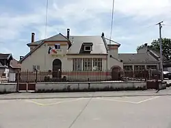 The town hall and school in Mignéville