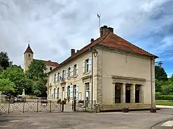 The town hall and church in Montarlot-lès-Rioz