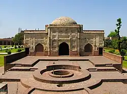 Mosque and Circular Well, Sarai Nurmahal