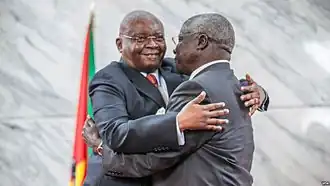 Photo of Dhlakama and Guebuza hugging after peace agreement