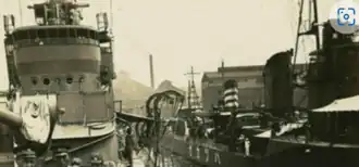 Hatsukaze (right)