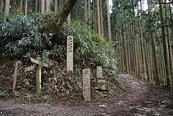 A signpost in Oku-Senbon, Yoshinoyama (Omine Okugando continues from the front to the left, and the right is a branch toward Hyakukaidake)