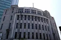 The central feature of the Oriental Building consisting of perpendicular piers running up three storeys