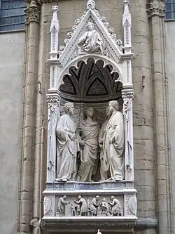 Tabernacle with four statues of saints in a semicircle