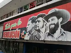 Cuban Communist mural of Castro, Guevara and Cienfuegos, which says "Everything for the Revolution"